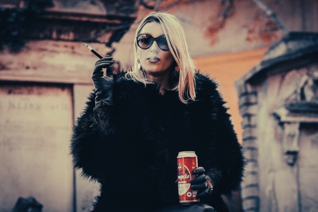Künstlerin Malarina mit Zigarette und Bier