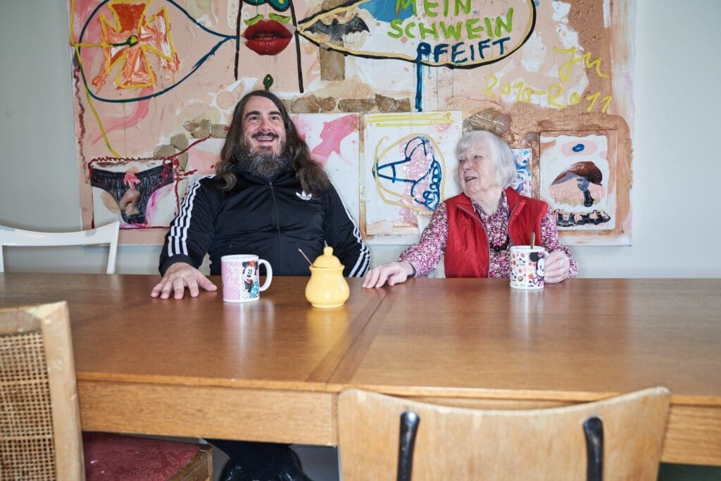 Jonathan und Brigitte Meese sitzen an einem Tisch