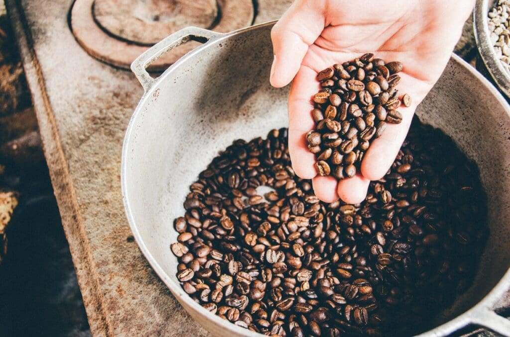 Kaffeebohnen mit Hand