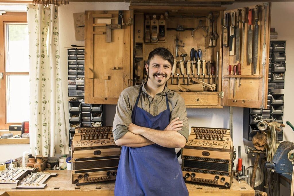 Portrait des Harmonikabauers Andreas Nöß in seiner Werkstatt