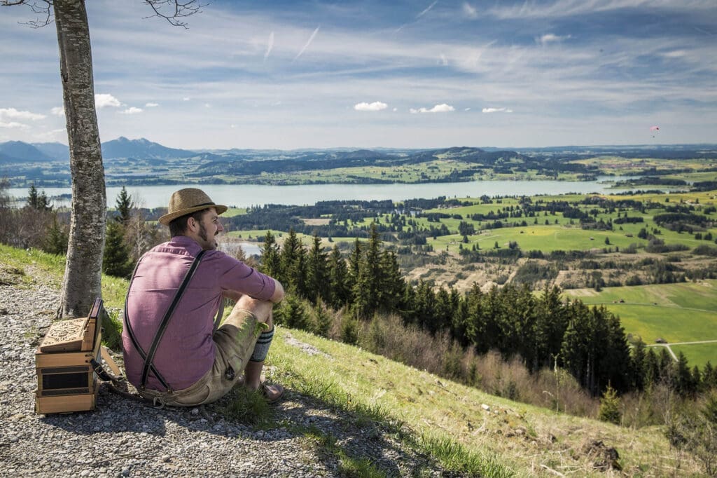 Portrait des Harmonikabauers Andreas Nöß auf dem Berg