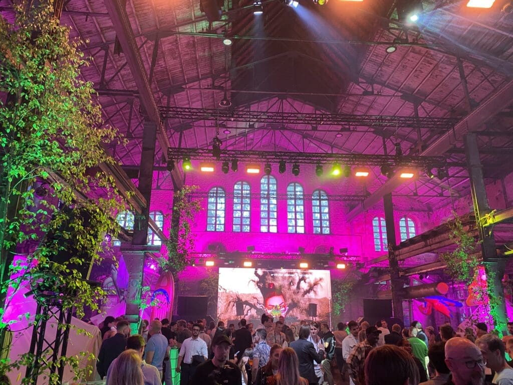 Bunte Farben und AI-Visuals bei einer Afterparty des Latitude 59 Festival in Tallinn