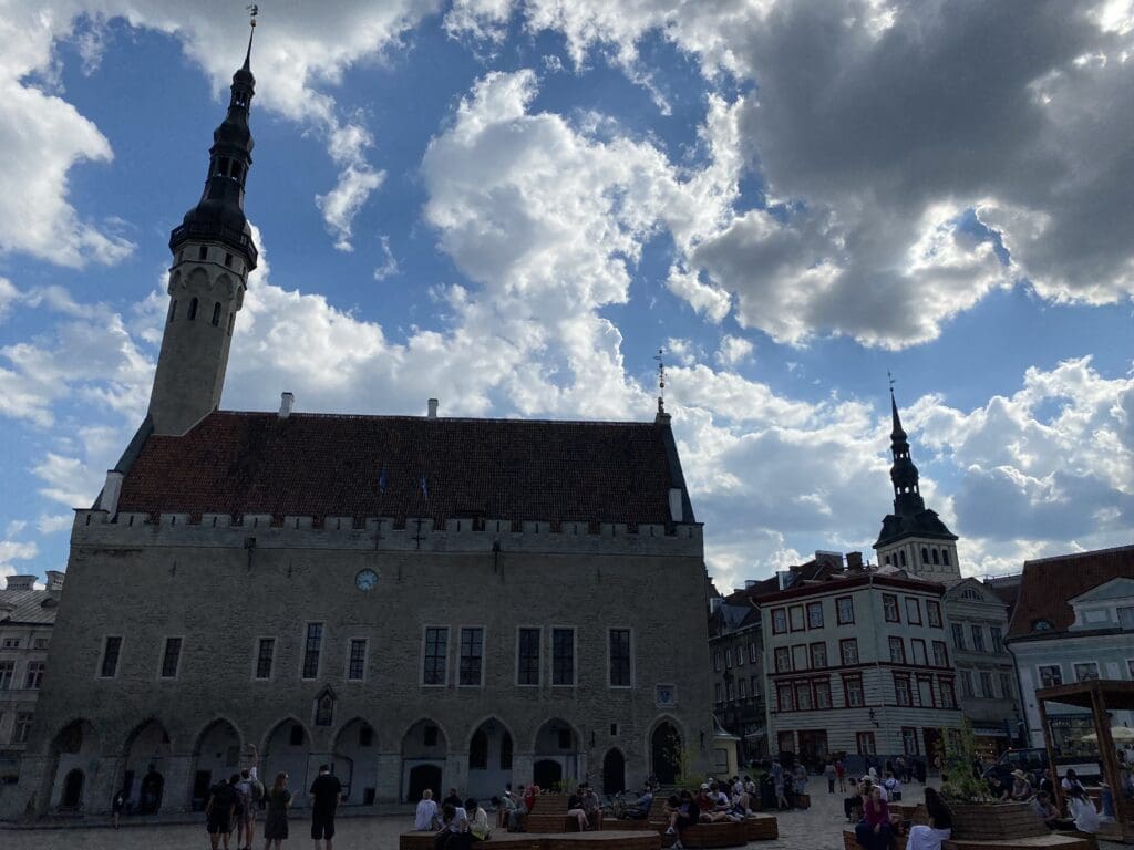 Der mittelalterliche Rathausplatz mit Cafes und Schanigaerten in Tallinn