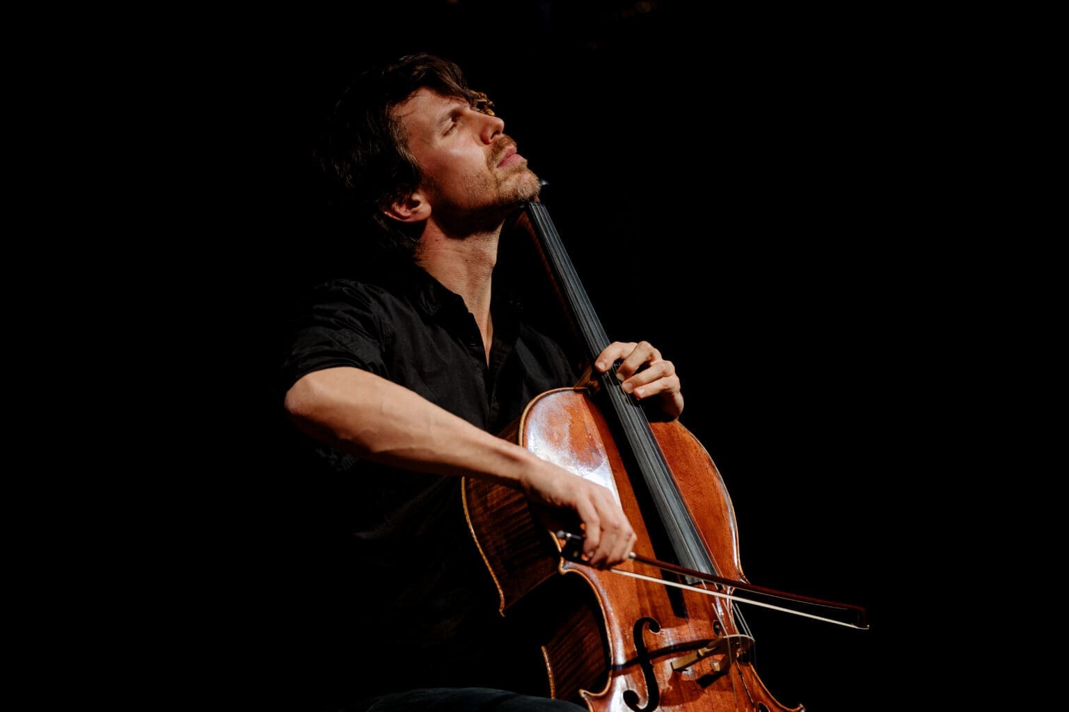 Cellist Matthias Bartolomey beim Musikmachen