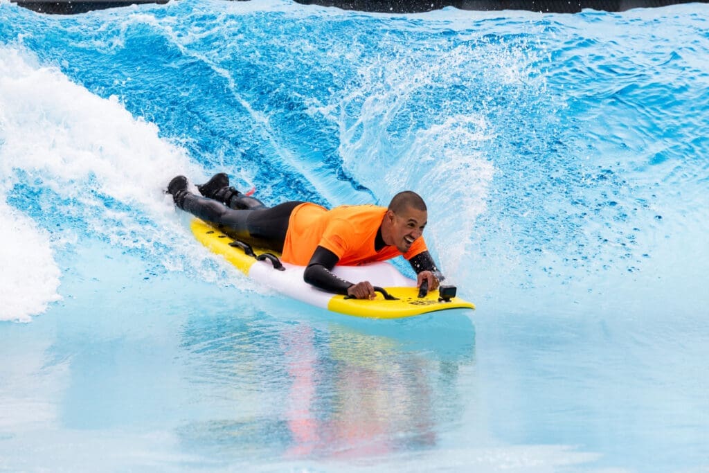 Extremsportler David Mzee am Wasser beim Surfen