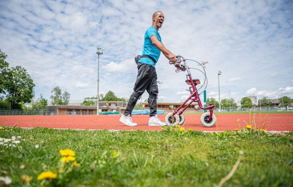 Extremsportler David Mzee mit seinem Rollator gehend