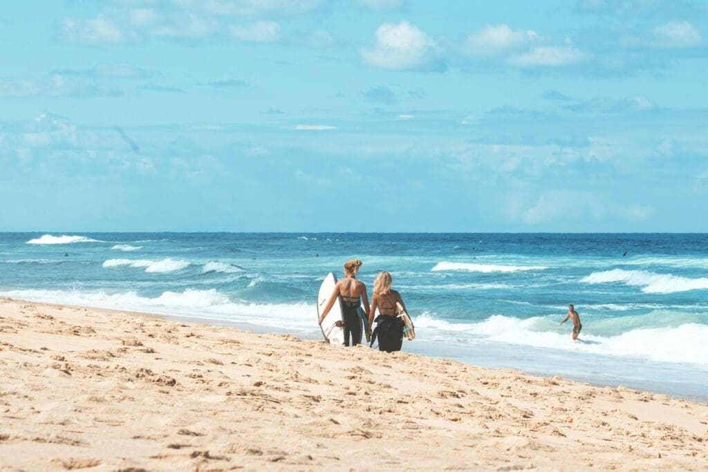 Moodbild Urlaub und Reisen mit Surfer*innen und Strand und Meer