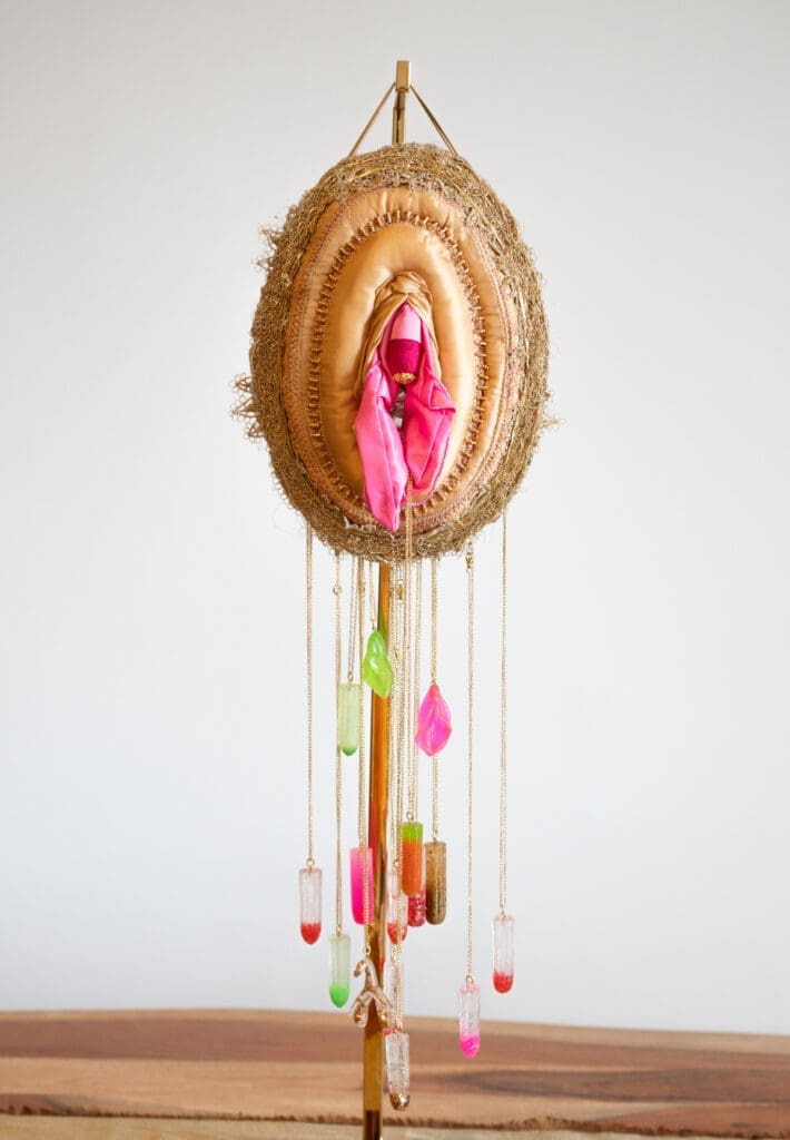 Vulva Skulptur von Rebekka Hochreiter