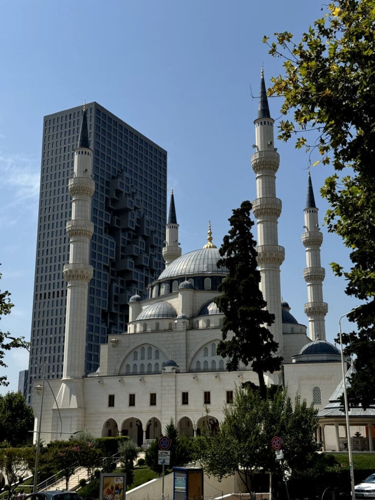 Die Große Moschee von Tirana und Downtown One