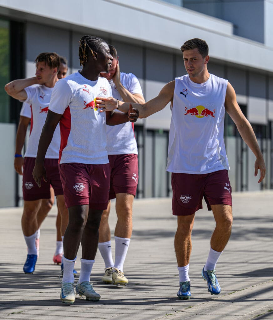 Die Fussballer Amadou Haidara und Christoph Baumgartner vom RB Leipzig beim Training