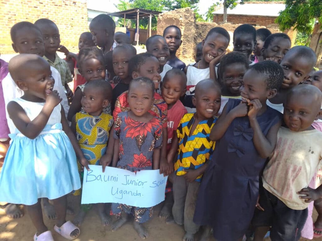 Kinder der „Baumi Junior School“ von Fussballer Christoph Baumgartner in Uganda