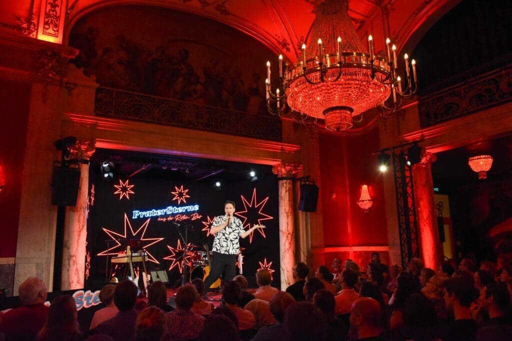 Kabarettist Hosea Ratschiller mit den Pratersternen in der Roten Bar im Wiener Volkstheater