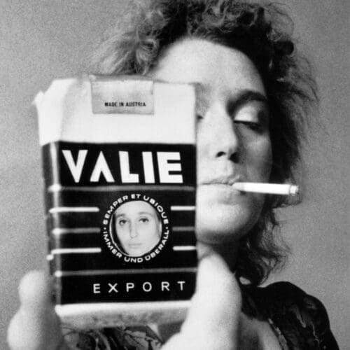 SMART EXPORT, 1967 © VALIE EXPORT, BILDRECHT, WIEN, 2025 FOTO: GERTRAUD WOLFSCHWENGER
