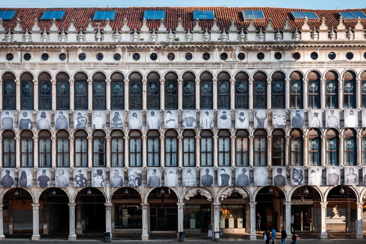 „Dreams in Transit“ am Markusplatz in Venedig