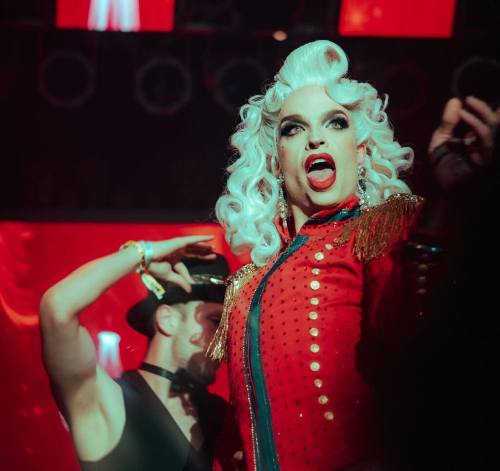 Dragstar Tamara Mascara prägt als Drag Queen, Künstlerin und Aktivistin die queere Szene in Österreich. Das Interview über Identität, Wandel und Widerstand.