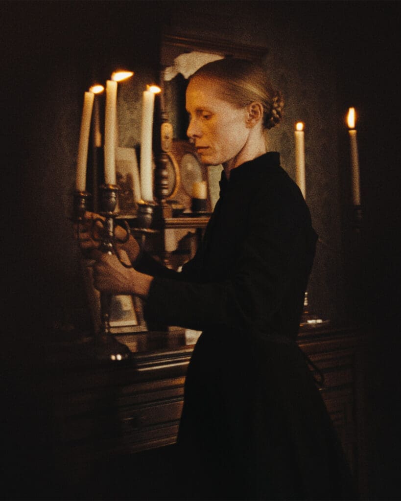 Filmstill aus "In die Sonne schauen" mit Susanne Wuest