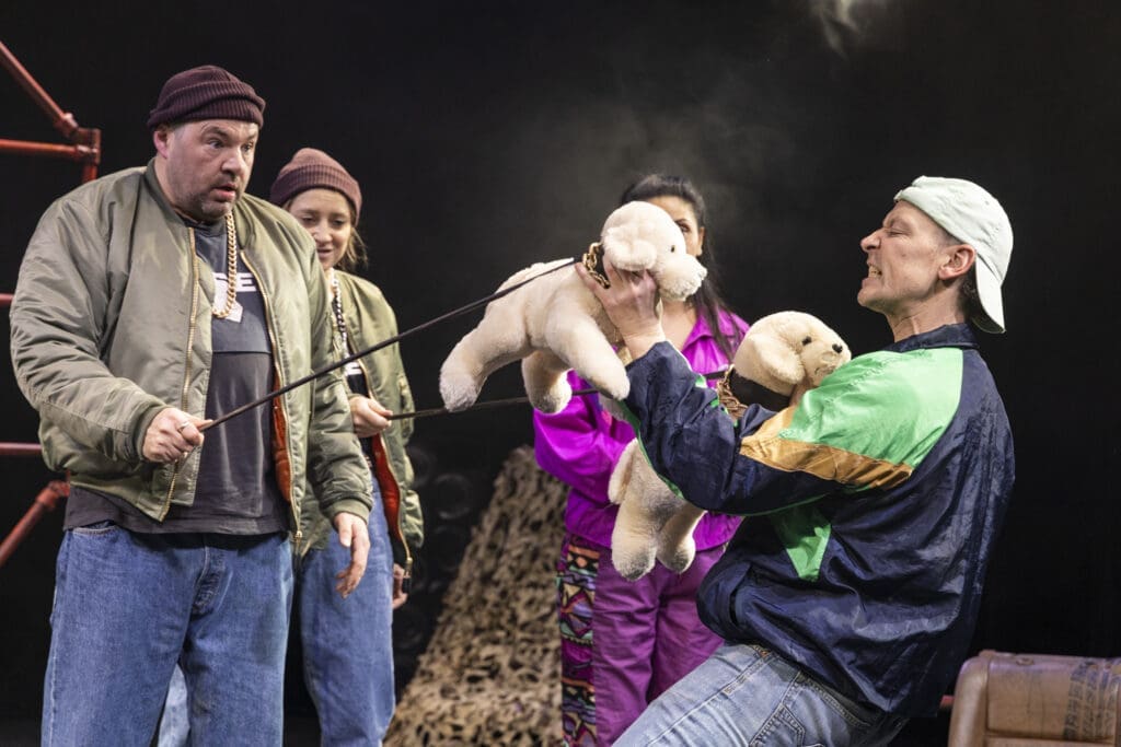 Szenenbild „Die verschissene Zeit“ im Kosmos Theater Wien