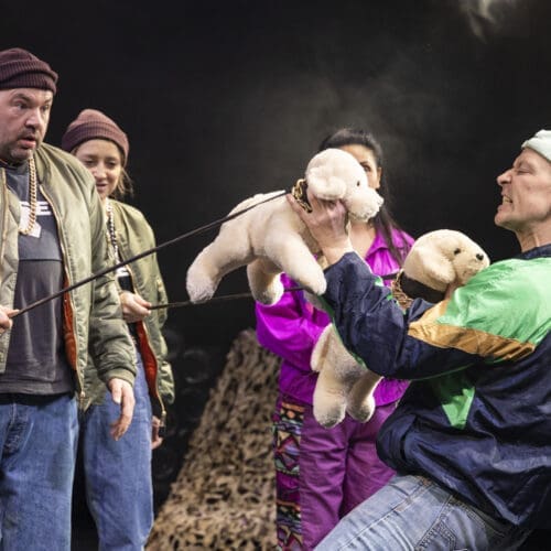 Szenenbild „Die verschissene Zeit“ im Kosmos Theater Wien