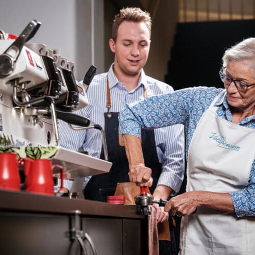 Moodbild „Oma goes Barista“ mit Julius Meinl und der Vollpension