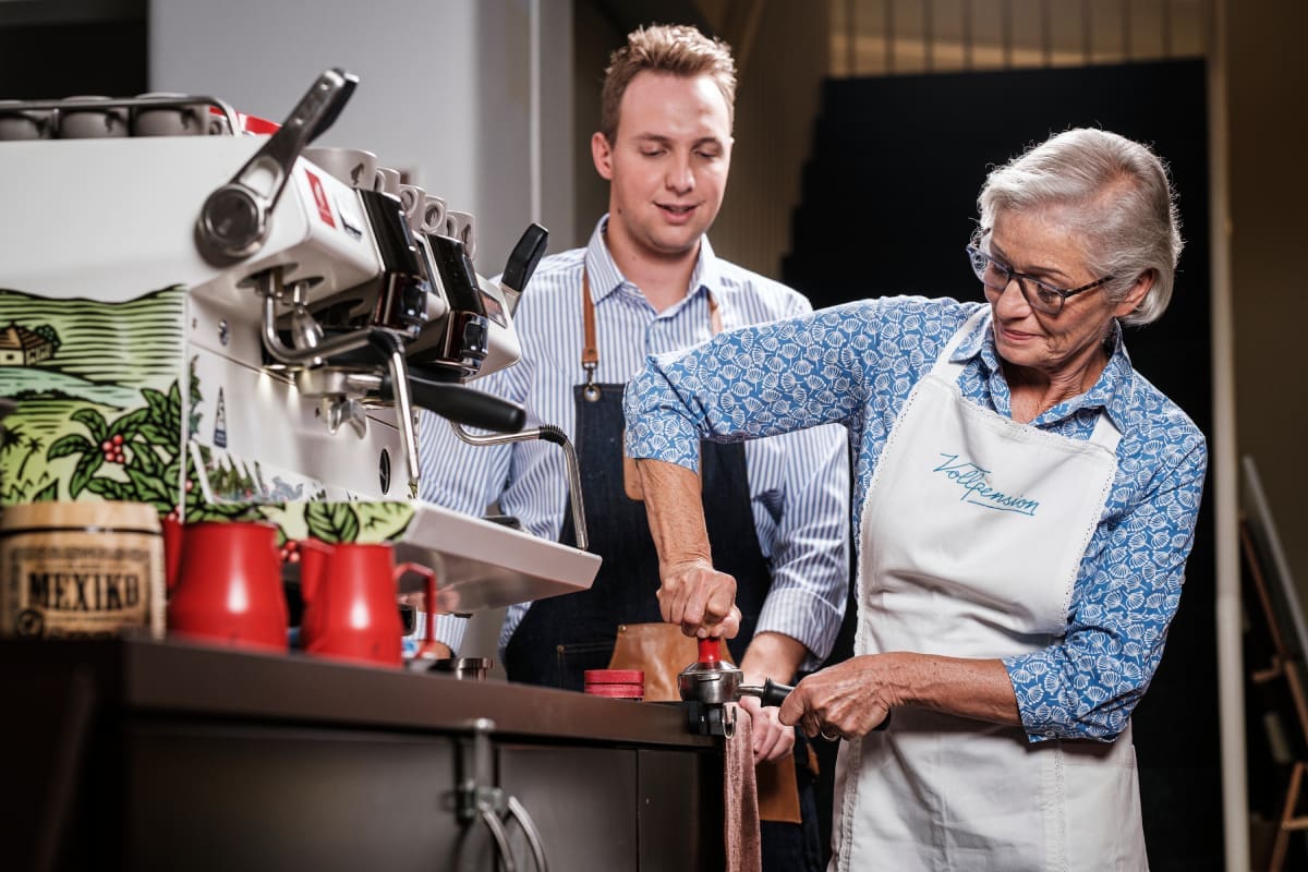 Moodbild „Oma goes Barista“ mit Julius Meinl und der Vollpension