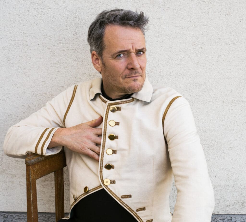 Christof Spörk bringt sein neues Soloprogramm „Maximo Lieder“ auf die Kabarettbühne.