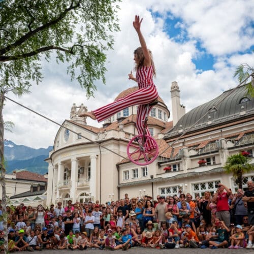 Moodbild Meran blüht auf: Frühling, Kultur und Straßenkunst