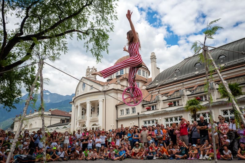 Moodbild Meran blüht auf: Frühling, Kultur und Straßenkunst