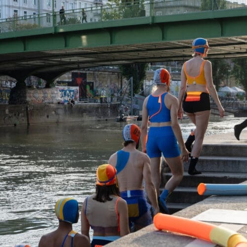 „PIRATI CICLISTI ANTIFASCISTI!“ in Wien: Ausstellung zu Sport, Subkultur und Widerstand noch bis 27. Mai 2026 in den SOHO STUDIOS, am Foto mit dem Schwimmverein Donaukanal