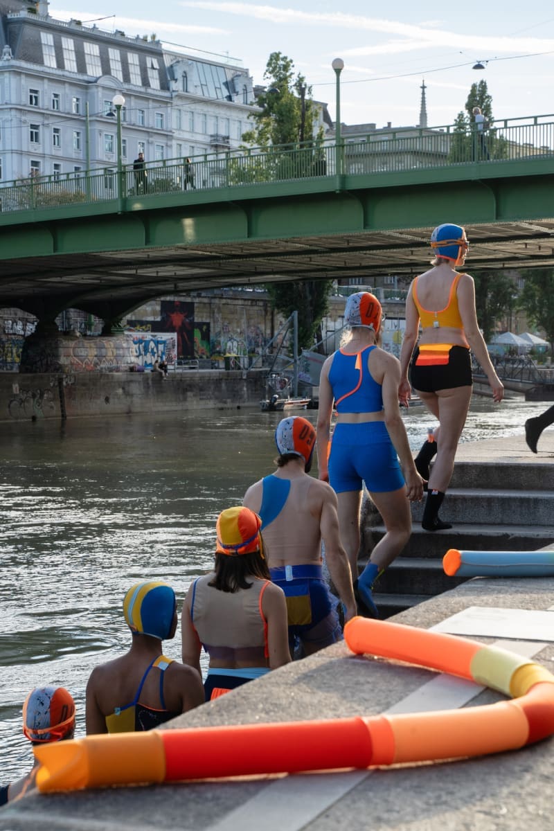 „PIRATI CICLISTI ANTIFASCISTI!“ in Wien: Ausstellung zu Sport, Subkultur und Widerstand noch bis 27. Mai 2026 in den SOHO STUDIOS, am Foto mit dem Schwimmverein Donaukanal