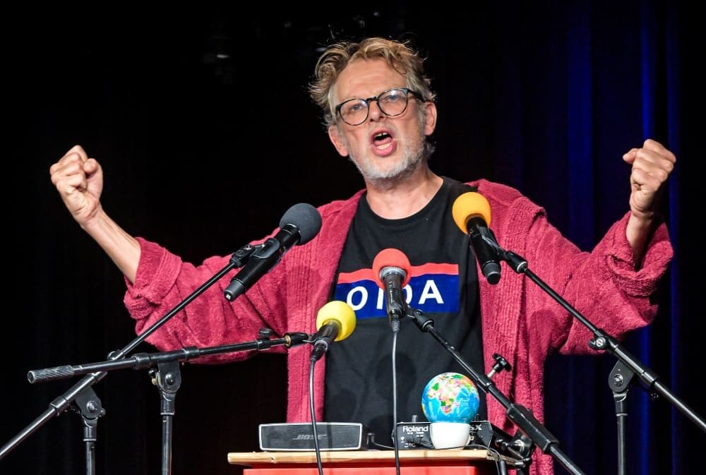 Kabarettist Severin Groebner auf der Bühne und im funk tank Interview, er spricht über sein politisches Programm „Ich bin das Volk!“, Demokratie, Populismus, Österreich, Deutschland und seinen Kabarettpreis